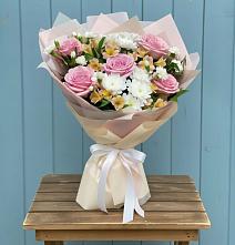 Букет цветов из:  Гвоздики, Орхидеи и Розы в Волчанске