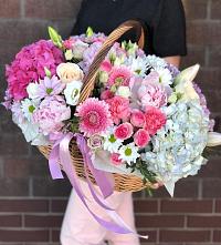 Композиция солнечный день в Волчанске Цветочная композиция из Розы, Хризантемы, Пионы и Лизиантусы в корзине в Волчанске
