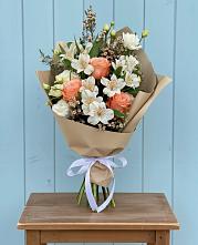 Букет цветов из:  Альстромерии, Лизиантусы, Розы и Хризантемы в Волчанске