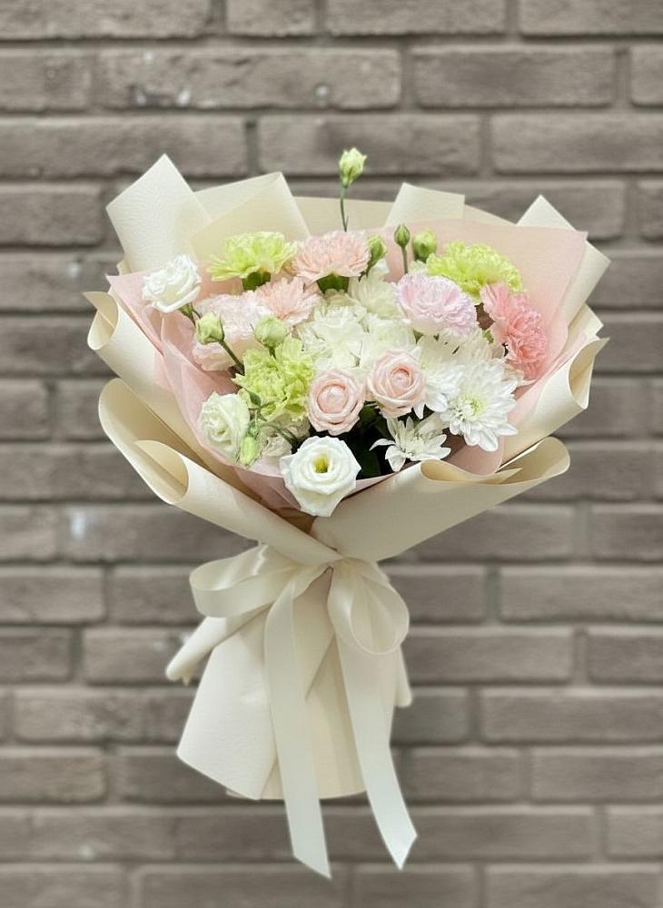 Букет цветов из: Гвоздики, Розы, Лизиантусы и Хризантемы в Волчанске