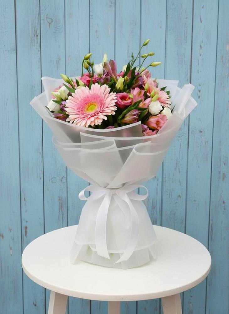 Букет цветов из: Герберы, Альстромерии и Лизиантусы в Волчанске