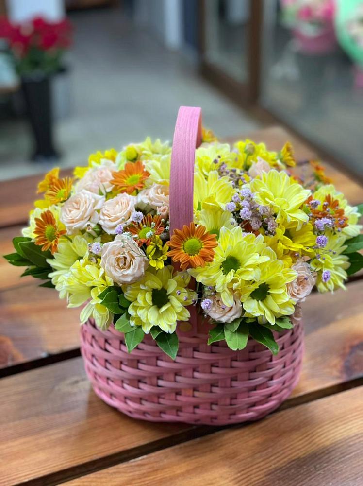 Цветочная композиция из Хризантемы и Розы в корзине в Волчанске