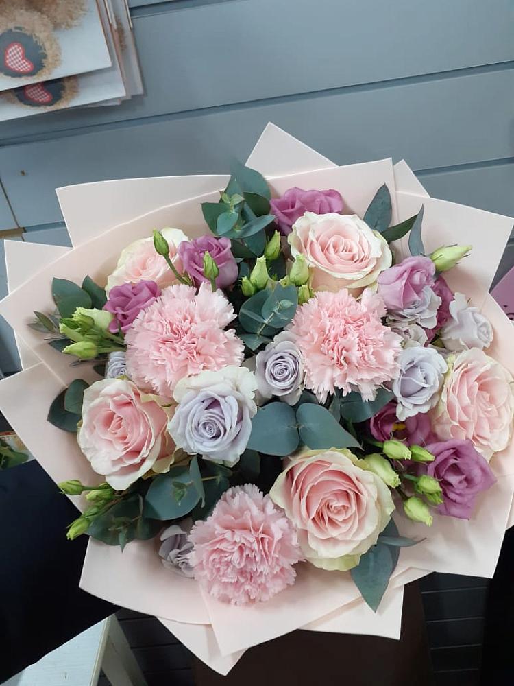 Букет цветов из: Розы, Гвоздики и Лизиантусы в Волчанске